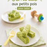 Bâtonnets de semoule aux petits pois frais pour bébé sur une assiette.