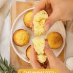 Cake à l'ananas et coco idéal pour bébés à partir de 6 mois, décoré de tranches d'ananas.