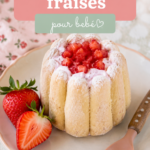 Une belle charlotte aux fraises adaptée aux bébés, servie dans un plat coloré.