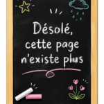 Un jeune homme présentant des excuses avec un sourire sincère.