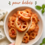Sauce de pâtes riche en fer prête pour les bébés, dans un bol coloré.