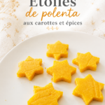 Étoiles de polenta aux carottes et épices sur une assiette décorée.