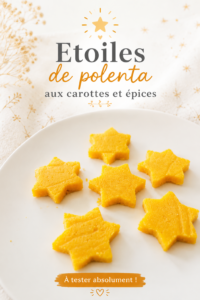 Étoiles de polenta aux carottes et épices sur une assiette décorée.