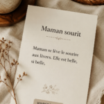 Maman souriante entourée de ses enfants, illustrant la joie de la maternité.