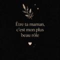 Une mère et son enfant s'éclatent dans un parc, illustrant la beauté de la maternité.