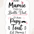 Un sticker humoristique décorant un mur avec une citation drôle sur le rapport grand-parent-enfant.