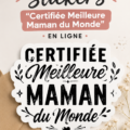 Stickers 'Meilleure Maman du Monde' colorés et créatifs sur un fond en bois
