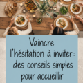 Une table joliment dressée pour accueillir des amis, avec des décorations et de la vaisselle colorée.