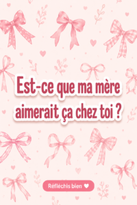 Une maman souriante recevant un cadeau de son enfant pour la fête des mères.