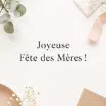 Une table décorée pour la fête des mères avec des fleurs et des cadeaux