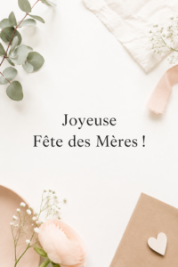 Une table décorée pour la fête des mères avec des fleurs et des cadeaux
