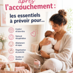 Femme souriante tenant son bébé, entourée de produits essentiels pour le postpartum.