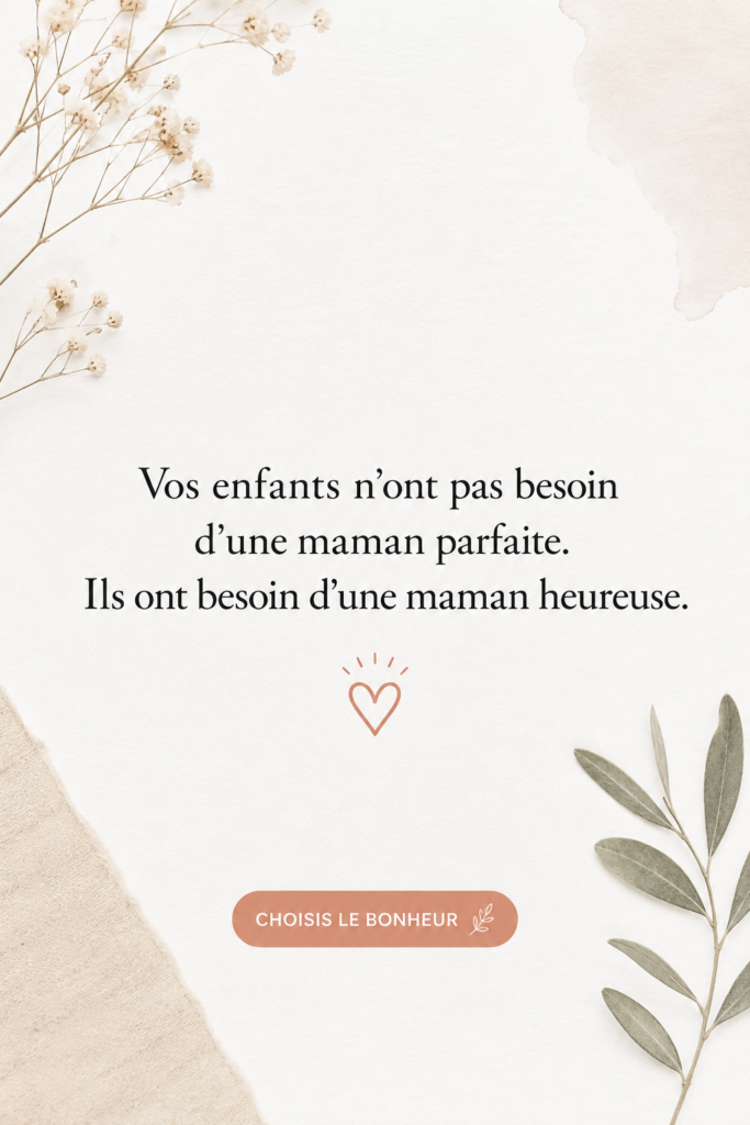 Maman heureuse jouant avec ses enfants dans le parc.