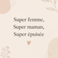 Une maman qui sourit en jouant avec ses enfants, symbolisant l'épanouissement et le bonheur familial.