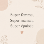 Une maman qui sourit en jouant avec ses enfants, symbolisant l'épanouissement et le bonheur familial.