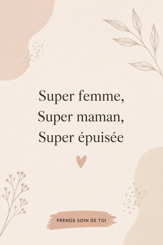 Une maman qui sourit en jouant avec ses enfants, symbolisant l'épanouissement et le bonheur familial.