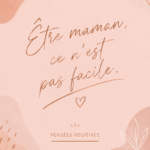 Une maman souriante partage des citations inspirantes avec son enfant.