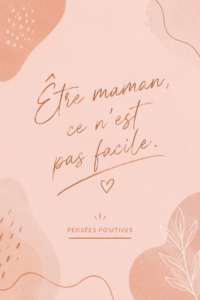 Une maman souriante partage des citations inspirantes avec son enfant.