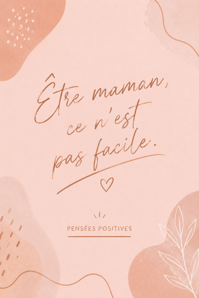 Une maman souriante partage des citations inspirantes avec son enfant.