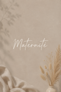 Mère et enfant partageant un moment tendre en plein air, représentant la joie de la maternité