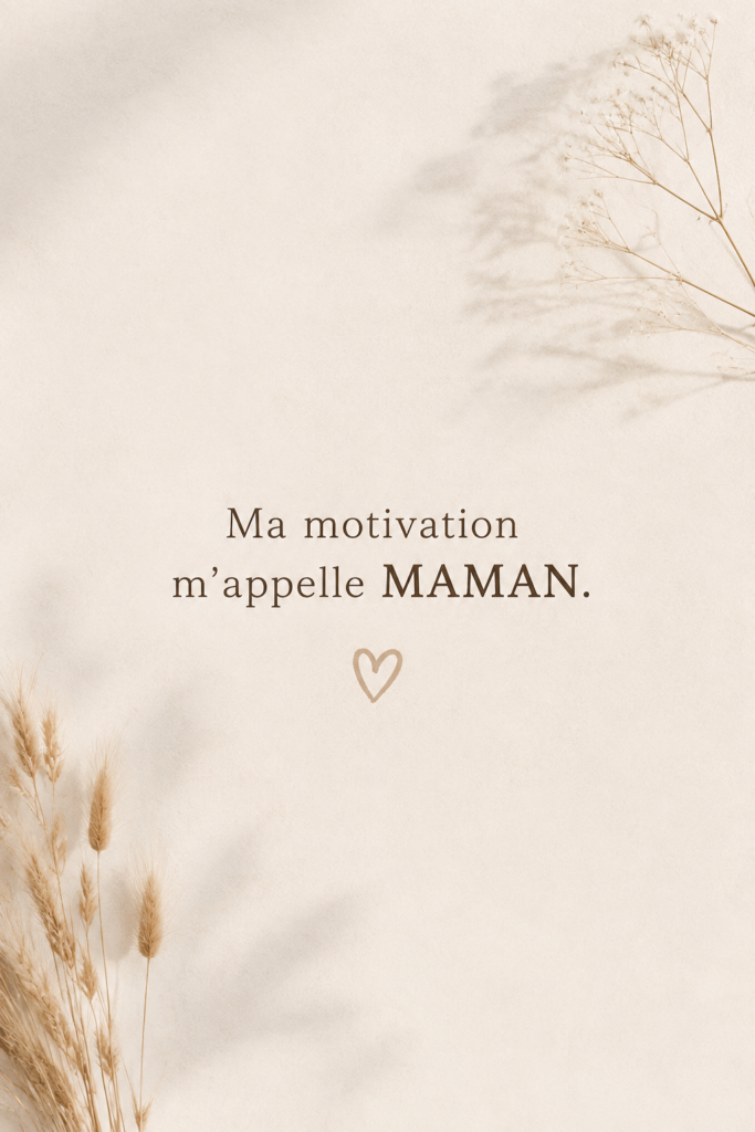 Une maman souriante avec ses enfants, symbolisant la joie et la motivation de la maternité.