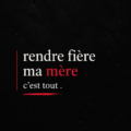 Une mère et sa fille souriant ensemble lors de la fête des mères, célébrant leur lien spécial.