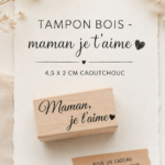 Tampon encreur sur une table avec le message 'Maman je t'aime'