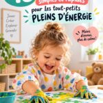 Une mère jouant avec son tout-petit, entourés de jouets colorés.