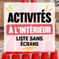 Une famille jouant ensemble à un jeu de société sans écran.