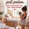 Une maman heureuse entourée des essentiels postpartum sur une table.