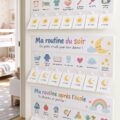 Un enfant heureux devant un tableau de routine coloré pour les matins.