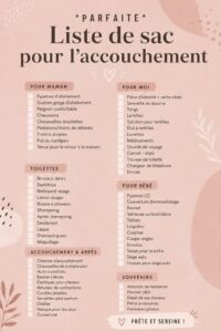 Sac de maternité ouvert avec des articles essentiels pour la naissance de bébé.