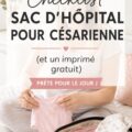 Valise de maternité préparée pour une césarienne avec divers articles essentiels.