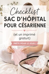 Valise de maternité préparée pour une césarienne avec divers articles essentiels.