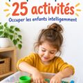Enfant jouant avec des matériaux sensoriels dans un petit espace