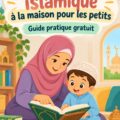 Un enfant souriant lisant un livre d'apprentissage islamique à la maison.