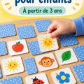 Un enfant jouant à un jeu de mémoire avec des cartes colorées.